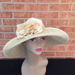 Sassy wide-brimmed hat with turned up front